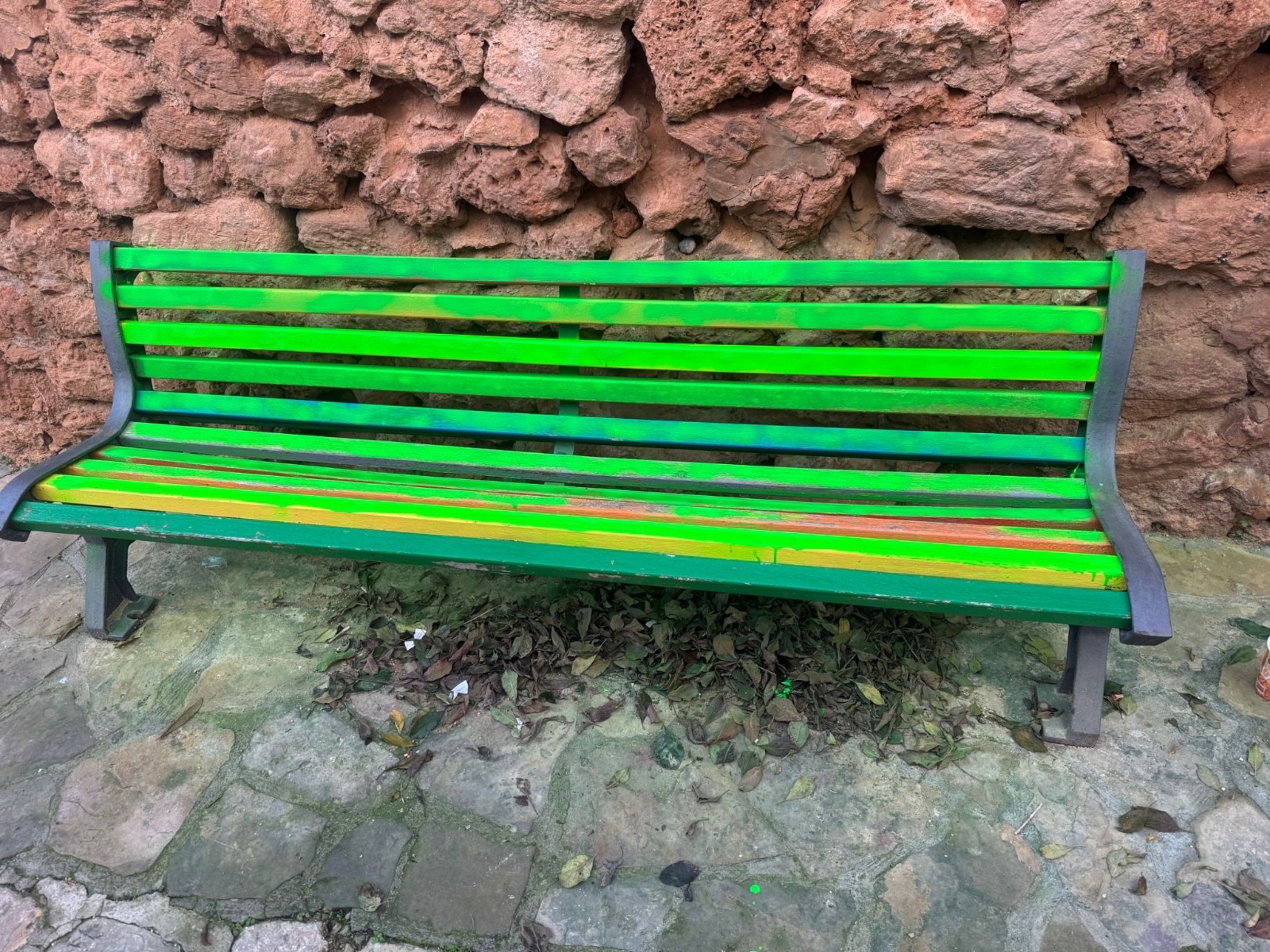 L’Ajuntament d’Algaida condemna l’acte vandàlic contra el banc multicolor per l’orgull del carrer de la Ribera